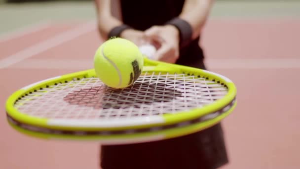 Femme joueur de tennis balancement balle — Video