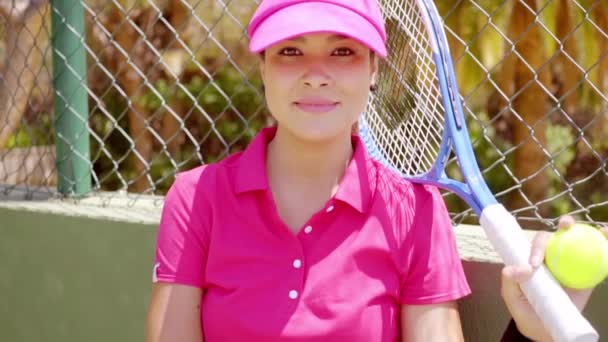 Självsäkra unga kvinnan tennisspelare — Stockvideo