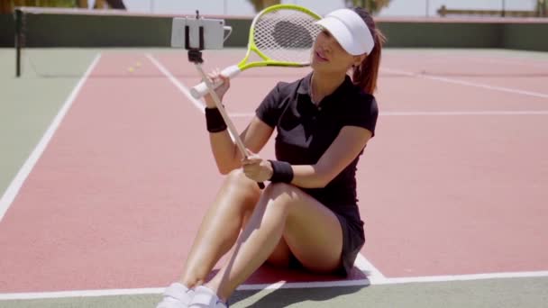 Tennisspielerin macht Selbstporträt — Stockvideo