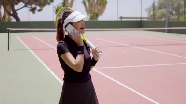 Mahkeme de telefonda konuşurken tenis oyuncusu — Stok video