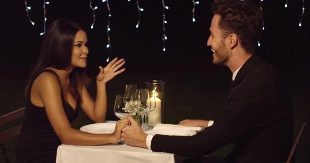 Liefdevolle jong stel geniet van een romantisch diner — Stockvideo