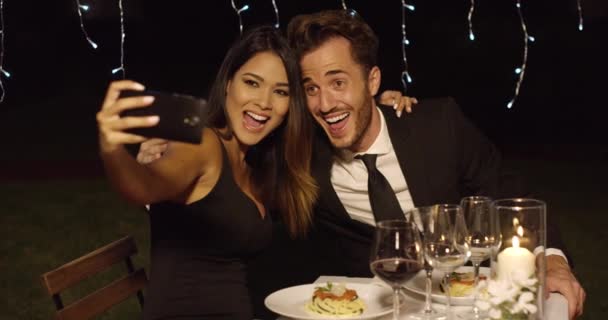 Belo casal romântico posando para uma selfie — Vídeo de Stock