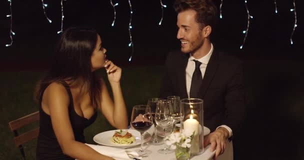 Snygg par skrattar medan restaurangen — Stockvideo