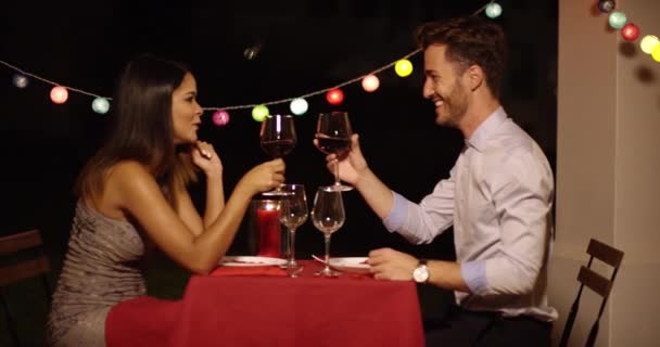 Красивая пара тостов с бокалами вина — стоковое видео