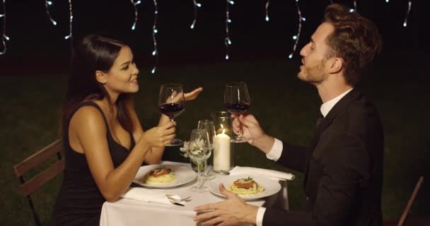 Счастливая любящая пара тост друг за друга — стоковое видео