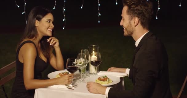 Par äter spaghetti på fancy utomhus restaurang — Stockvideo