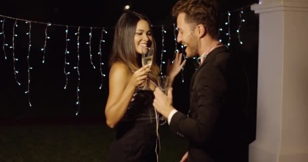 Hermosa pareja coquetea con champán en la mano — Vídeos de Stock