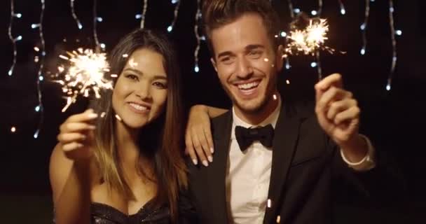 Счастливая молодая пара встречает Новый год — стоковое видео