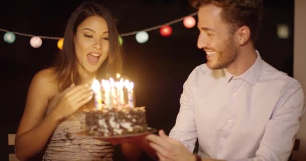 Mulher bonita comemorando seu aniversário — Vídeo de Stock