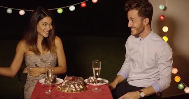 Jeune femme donnant une surprise cadeau de Saint-Valentin — Video