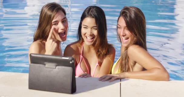 Tre livlig leende kvinnor tar en selfie — Stockvideo
