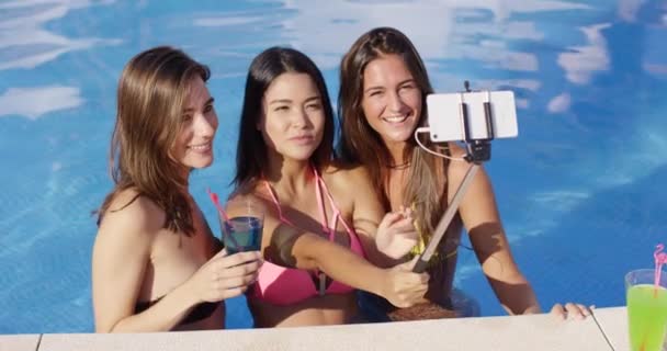 Drei junge Frauen machen ein Selfie im Pool — Stockvideo