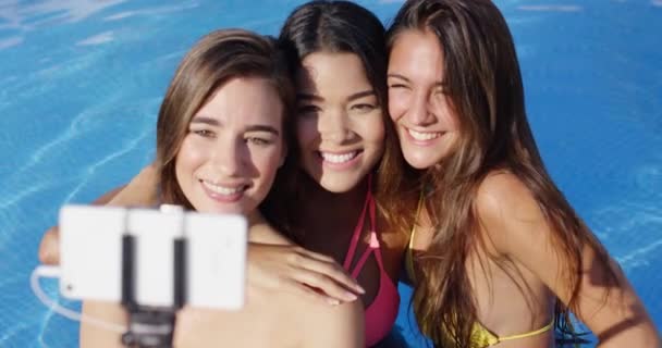 Три симпатичные девушки позируют для селфи — стоковое видео