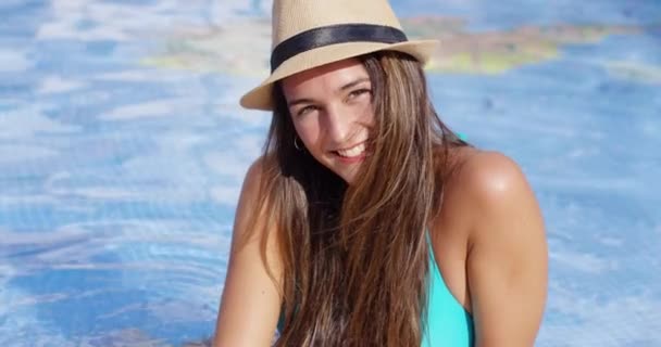 Lachende langharige schoonheid het dragen van bikini en hoed — Stockvideo