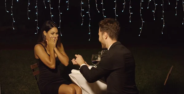 Shocked young woman receiving a marriage proposal — Stock Photo, Image