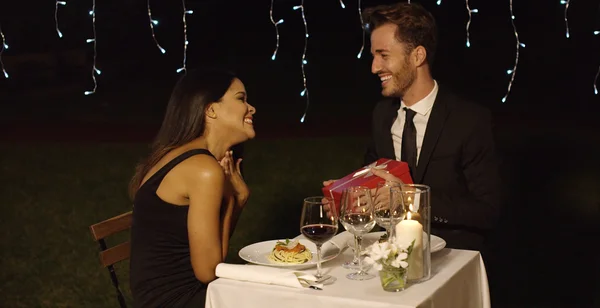 Pareja joven celebrando el día de San Valentín — Foto de Stock