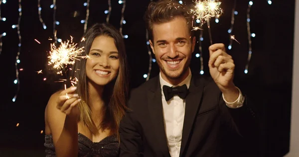 Junges Paar feiert Neujahr mit Wunderkerzen — Stockfoto
