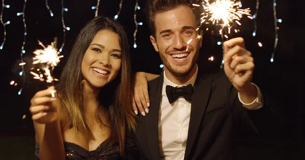 Jovem feliz casal acolhedor no Ano Novo — Fotografia de Stock