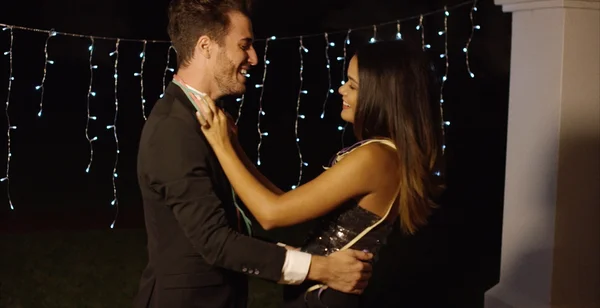 Elegante jovem casal dançando à noite — Fotografia de Stock