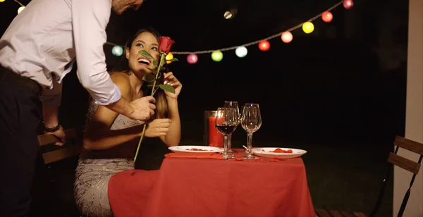 Homem surpreende seu belo encontro com rosa única — Fotografia de Stock