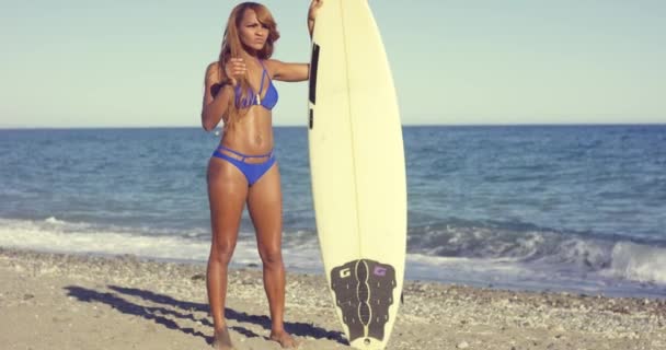 Sexy female surfer with her board — Stock Video