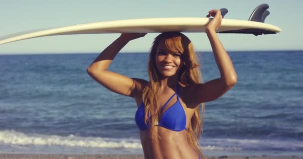 Sexy surfista femenina con su tabla — Vídeo de stock