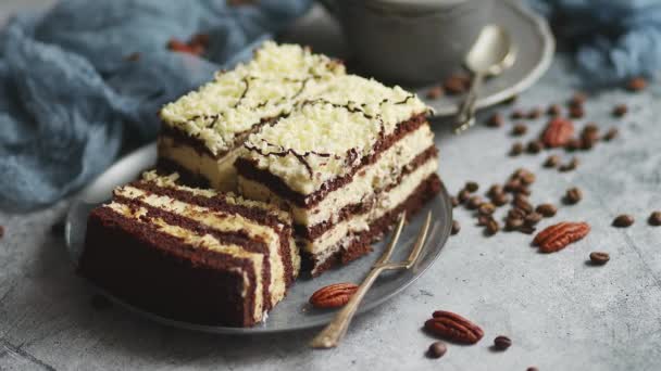 Hemlagad tårta beströdd med vit choklad. Serveras med kopp kaffe på en grå betong — Stockvideo
