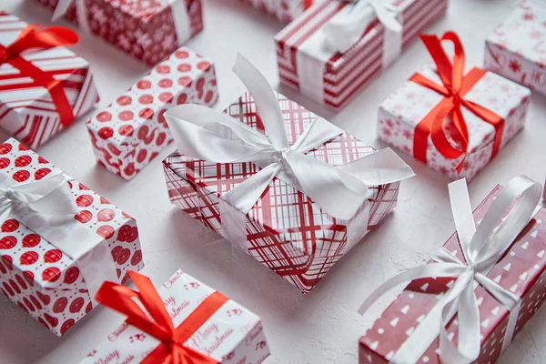 Colorido tema de Navidad blanco y rojo. Regalos envueltos en papel festivo con cinta —  Fotos de Stock