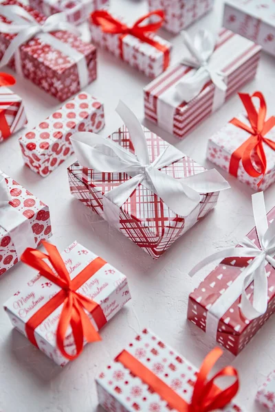 Colorido tema de Navidad blanco y rojo. Regalos envueltos en papel festivo con cinta —  Fotos de Stock