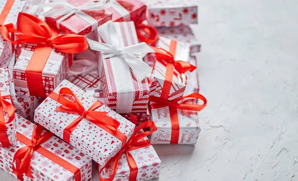 Varios patrones y tamaños de cajas de Navidad colocadas sobre fondo blanco. Envuelto en papel festivo —  Fotos de Stock