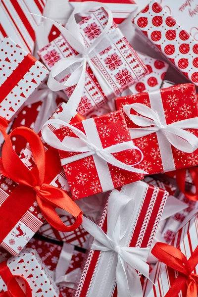 Diverse patroon en grootte Kerstdozen geplaatst op witte achtergrond. Verpakt in feestelijk papier — Stockfoto