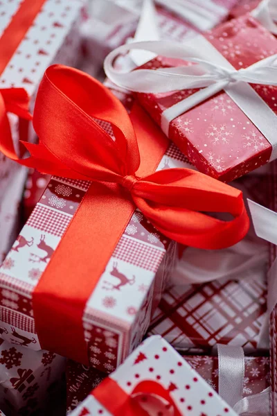 Concepto de Navidad. Primer plano en papel festivo envuelto regalos con cinta —  Fotos de Stock