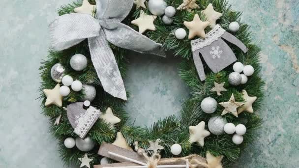 Schöner, handgemachter Weihnachtskranz mit Holzdekorationen, Kugeln, Sternen und Schleife — Stockvideo