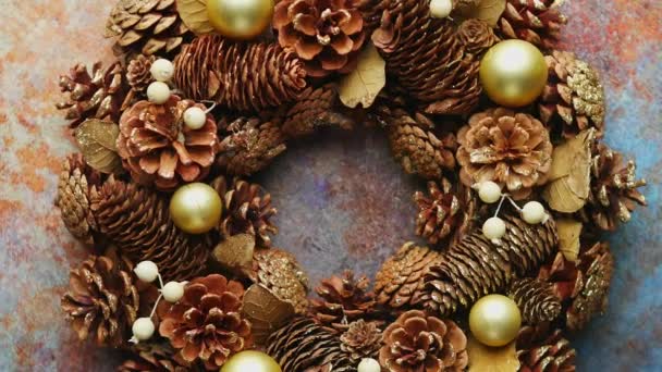 Noël spectaculaire, couronne rustique faite à la main. Fabriqué avec des cônes, boules et feuilles de pin — Video