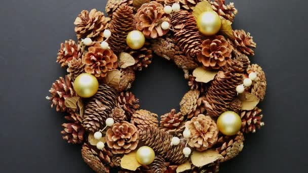 Belle couronne de Noël faite à la main rustique. Fabriqué avec des cônes, boules et feuilles de pin — Video
