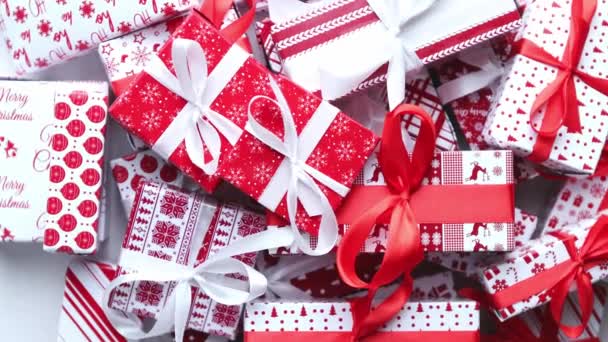 Julkoncept. Närbild på festligt papper inslagna gåvor med band — Stockvideo