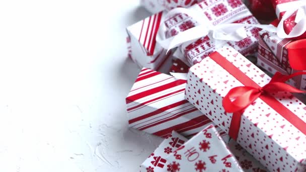 Ein Stapel verschieden großer, in festliches Papier verpackter Geschenke, die auf Stapel gelegt wurden. Weihnachtskonzept — Stockvideo