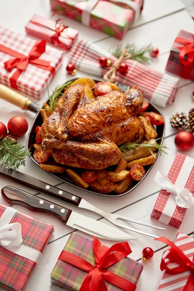 Poulet entier rôti ou dinde servi dans une poêle en fer avec décoration de Noël — Photo