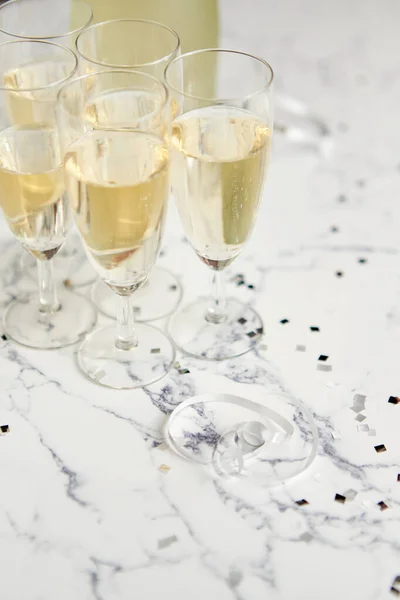 Şampanya bardakları ve şişe beyaz mermer arka planda — Stok fotoğraf