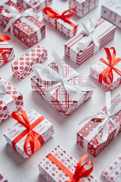 Colorido tema de Navidad blanco y rojo. Regalos envueltos en papel festivo con cinta —  Fotos de Stock