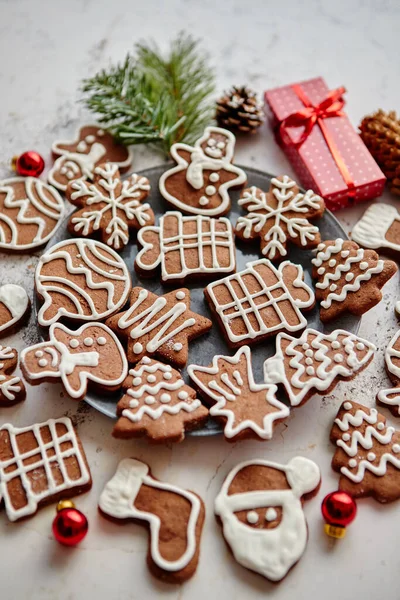 Różne kształty pierników świątecznych ciasteczka posortowane w kręgu — Zdjęcie stockowe