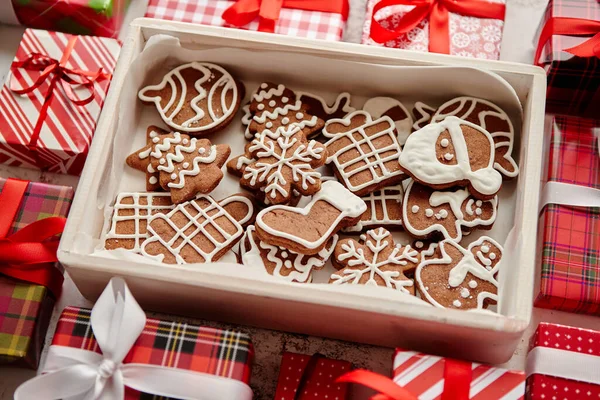 Deliciosas galletas de jengibre decoradas de Navidad frescas colocadas en una caja de madera — Foto de Stock