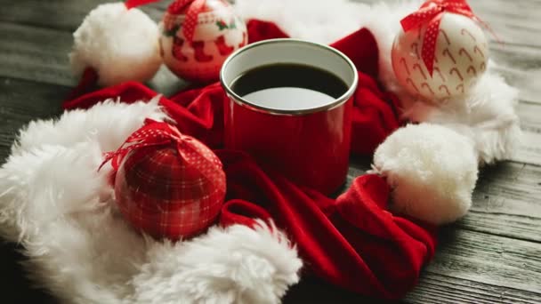 Chapéus de Natal e bugigangas em torno de bebida quente — Vídeo de Stock