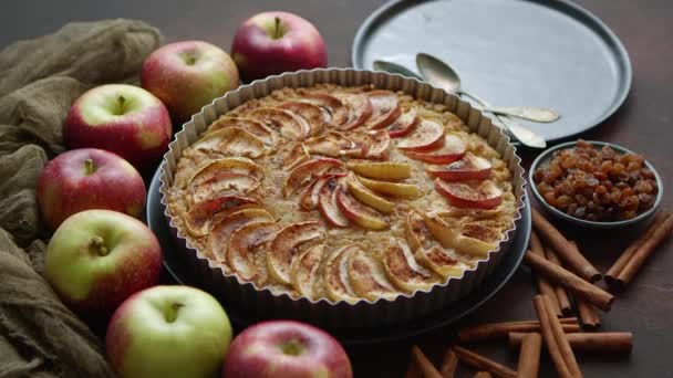 Hausgemachte Apfeltorte mit frischen Früchten und Zimtstangen auf rostigem Hintergrund — Stockvideo