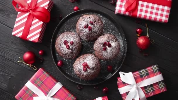 Karácsonyi csokoládé finom muffinok fekete kerámia tányéron — Stock videók