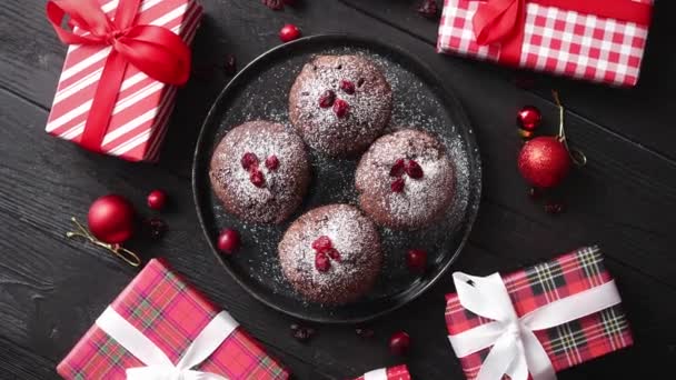 Chocolate de Natal deliciosos muffins servidos em placa de cerâmica preta — Vídeo de Stock