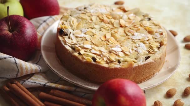 Tarta de manzana casera recién horneada con pastel de hojuelas de almendras en amarillo — Vídeos de Stock