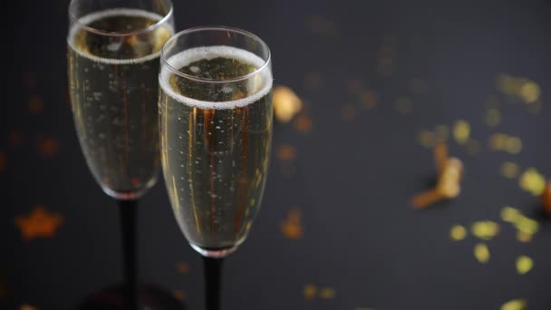 Due bicchieri pieni di spumante vino champagne con decorazione dorata — Video Stock