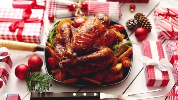 Pieczony cały kurczak lub indyk podawane w żelaznej patelni z dekoracji świątecznej — Wideo stockowe