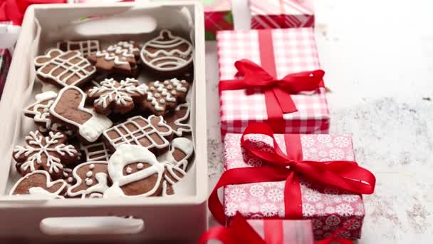 나무 상자에 놓인 맛있고 신선 한 성탄절 생강빵 쿠키 — 비디오